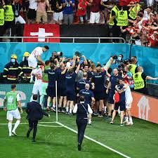 Gewinne 2x2 plätze auf der fanbank beim heimspiel gegen den fcsion am kommenden donnerstag in der stockhorn. Fussball Em Dieser Schweizer Fan Wird Zum Internethit Gq Germany