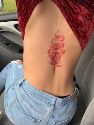 Flowers, in particular red roses, are a popular choice for 3d tattoos on forearm. 15 Tatuajes Aesthetic Para Llenar Tu Vida De Rosa Red Tattoos Spine Tattoos For Women Tattoos