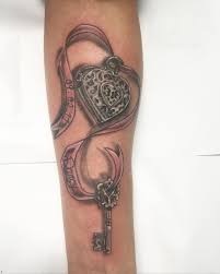 Doch auch größere herz tattoo motive sind wahre eyecatcher. Herz Mit Schluessel Unterarm Schlussel Tattoo Kleine Herz Tattoos Tattoo Notenschlussel