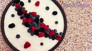 Per quanto rigurda la copertura, ci sarà una gelatina all'ananas e cocco. Torta Fredda Allo Yogurt Greco Con Frutti Di Bosco Senza Cottura