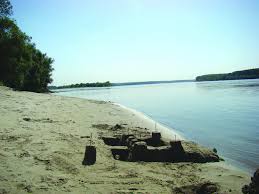 Păcuiul lui soare is an island on the danube in southeastern romania, known for its bulgarian and byzantine fortress, built in the 8th century and abandoned by the 15th century. Insula PÄƒcuiul Lui Soare InnoratÄƒ De IndolenÅ£a Omului Dezvaluiri Ro