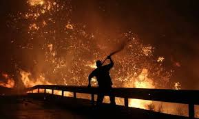 Ανεξέλεγκτη παραμένει το μέτωπο της φωτιάς στην πάτρα,. Fwtia Patra Newsbomb