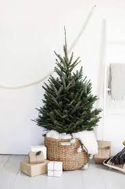 20 Christmas Tree Decoration Ideas How To Simplify Simple Christmas Decor Scandinavian Christmas Decorations Minimalist Christmas