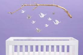 Alle die, die gerne mit papier und schere werkeln, finden mit den papiersternen das passende diy! Baby Mobile Selber Basteln Aus Papier Ideen Und Anleitung