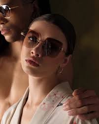 保健視不是保健室- YELLOWS PLUS GLENDA 線條輕柔而流暢， 如詩如畫， 鏡腳上細緻的雕紋設計， 是YELLOWS PLUS  對細節的溫柔堅持。 這是副眼鏡， 也是副太陽眼鏡， 更是一種「從容」的象徵。 不追趕潮流， 因為本身， 就是靜靜流動的風格。  戴上『GLENDA』的那一刻， 不再 ...