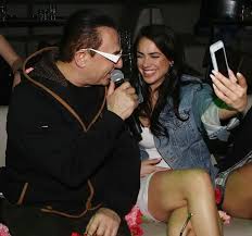 Η κόνι μεταξά παρέστη σε. H Monaxokorh Toy Leyterh Pantazh Koni Meta3a Se Mia Apokleistikh Synentey3h