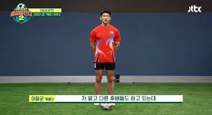 촉망받는 세팍타크로 선수였지만, 길 가던 여학생들을 괴롭히는 동네 불량배들의 하악골에 시저스 킥을 날려 중상을 입힌 후, 협회로부터 영구제명을 당하고 경찰이 되었다고 한다. Cj8skr3sl2nom