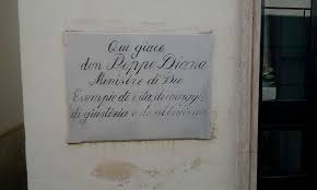L'associazione di promozione sociale comitato don peppe diana è nata ufficialmente il 25 aprile 2006, come frutto di un percorso. I Cittadini Omaggio Alla Tomba Di Don Peppe Diana