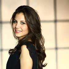 Aklımıza takılan soruları kısa bir ara'da bizim için cevaplıyor. Derya Beserler On Twitter