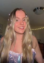 Marnie Davies's Instagram, Twitter & Facebook