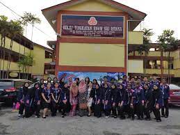 Contoh pakaian murid lelaki & perempuan tingkatan 6. Lawatan Penanda Kolej Tingkatan Enam Sri Istana Klang ÙÙŠØ³Ø¨ÙˆÙƒ