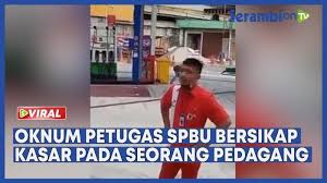 Jun 11, 2021 · saat ditemukan, tidak ada nomor polisi yang terpasang. Video Viral Oknum Petugas Spbu Di Bandung Rendahkan Harkat Derajat Martabat Seorang Pedagang Serambi Indonesia