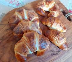 Ora non perdiamo tempo e andiamo subito alla ricetta dei cornetti facili da preparare in casa: Cornetti Sfogliati Ricette Di Cucina Con Me Graziella Dolci Fatti In Casa