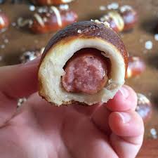 Sekarang auntie anne's sudah punya outlet sendiri di luar mall lho, pretzelovers. Auntie Anne S Pretzel Dogs Are Causing Serious Confusion In Malaysia First We Feast