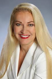 Making the magic. 4524 Greengate Ct, Westlake Village 6 bed 2409 sqft $6300  #realestate #luxuryrealestate #luxuryrealestatewestlakevillage...