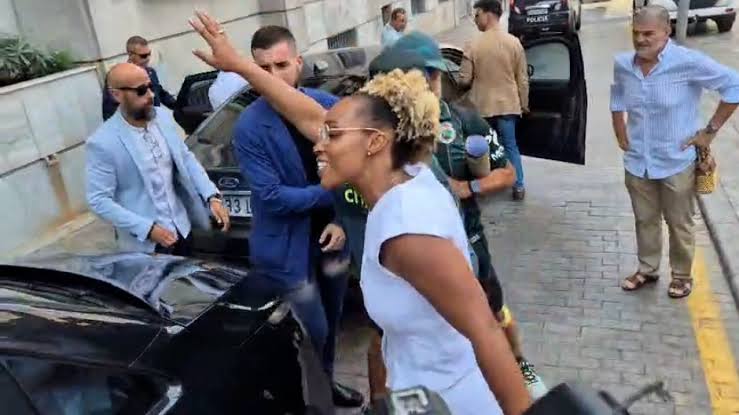 Abucheos y pitos a Mónica García en Ceuta: "¡Sinvergüenza, basura, y  Sánchez de vacaciones!"
