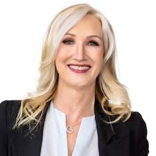 In 2009, when I started translating as a side hustle, my goal was simple:  extract as many working hours from the day as humanly possible. Early  mornings. Late nights. Missed parties. If