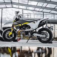 kettschy auf instagram hallo wochenende wer dreht am wochenende ein paar runden husqvarna701 mojifam motor motorrad fahren hallo wochenende motorrad
