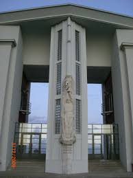 Fronton Art Deco Du Batiment Cfa Actuellement Occupe Par Le Caue Du 49 Angers Avrille Batiment Art Deco Insolite