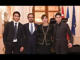 Vuslat doğan sabancı, ali i̇smail sabancı ile evli ve iki çocuk annesidir. Ali Sabanci Ya Legion D Honneur Nisani Youtube