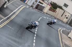 Lancé à plus de 200 km/h, le pilote est venu heurter un trottoir avec sa roue avant. Sur L Ile De Man Il A Photographie La Course De Moto La Plus Dangereuse Du Monde La Gazette Du Centre Morbihan
