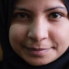 La fillette divorcée à l'âge de dix ans se fait voler par son père