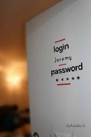 Rangements avec tv dessus un bureau où il y a un pc, lit une place, lampe blanche suspendue et parquet. Diy Deco Pour Chambre D Ado Un Sticker De Porte Pour Geek Stephanie Bricole Deco Chambre Ados Chambre Ado Diy Deco Chambre