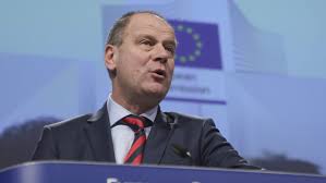 Tibor navracsics (born veszprém, hungary, 13 june 1966) is a hungarian lawyer and politician, who served as minister of foreign affairs and trade from. Navracsics Tibor A Biztosok Nem Kepviselhetik A Sajat Hazajukat Az Eu Ban Infostart Hu