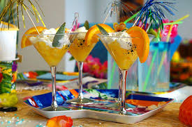 Organiser Une Soiree Hawaienne Dans Les Moindres Details Idees De Fetes Fetes Hawaiennes Idees De Fete Decor Hawaien