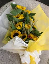 Scopri la nostra selezione completa di bellissimi fiori freschi e trova il bouquet perfetto da regalare ad una persona speciale. Mazzo Di Girasoli E Spighe Di Grano Fiori A Trieste Acquisto Invio E Consegna Fiori A Domicilio A Trieste
