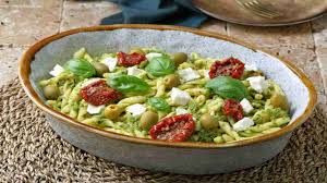 Mettere a bollire l 'acqua per la pasta. Trofie Al Pesto Di Spinaci E Pomodori Secchi Da Gustare Freddo