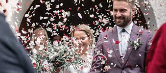 Ob nun klassisch traditionell mit einem gottesdienst oder in einem die goldene hochzeit zu feiern, heißt auch immer ein großes familienfest zu gestalten. Hochzeitsbrauche Hochzeit Unser Magazin