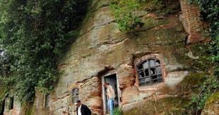 Got Cliff Build A Rock Cottage Unterirdisches Haus Erdhaus Verruckte Hauser