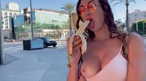 Italiana spompina banana e esce le tette in pubblico | Solopornoitaliani