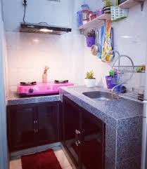 Menyatukan fungsi dapur dengan ruang keluarga dan ruang makan adalah ide yang bagus, kamu dapat melakukan banyak kegiatan pada satu area saja. Desain Dapur Minimalis Ungu Cek Bahan Bangunan