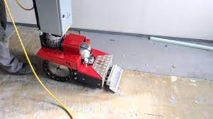 Für einen auf einem netzrücken verklebten teppich kommt der teppichstripper nicht infrage, da die verwendeten kleber sich von der. Entfernen Von Girloon Teppichboden Mit Dem Roll Stripper Ro 2 Youtube