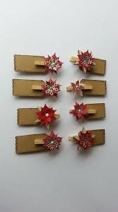 Tutte le informazioni che cerchi in un unico mollette segnaposto comunione il miglior prezzo in bomboniere è di 0,70 €.en hiver, je fais du ski. Segnaposto Natalizi Con Molletta Di Legno E Stella Di Natale Personalizzabili Con Nome Scritto A Natale Fai Da Te Segnaposti Segnaposto Natale Idee Di Natale
