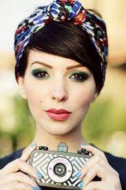 kurze schwarze haare buntes haartuch rosa lippenstift himmelblauer nagellack frisuren mit bandana kurze schwarze haare frisuren mit haarband kurze haare