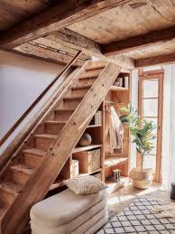 Questa struttura può essere chiusa o a giorno, e la sua peculiarità è di essere un'aggiunta a sé stante, quindi non inserita in nessuna parete eccetto che per i punti di fissaggio o ancoraggio. Arredare Il Sottoscala Ecco 11 Idee Orginali Westwing