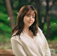 Harga setelan atasan dan bawahan yang digunakan yoo na bi untuk menghadiri pameran kesenian tersebut senilai rp 2,3 jutaan dan. 10 Potret Han So Hee Jadi Wanita Polos Di Drama Nevertheless