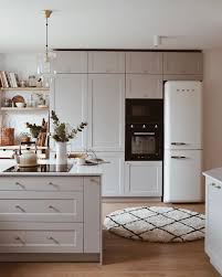 The beige kitchen cabinet come with impressive materials and designs that make your kitchen a little heaven. Traum Kuhlschrank Holt Euch Euren Smeg Kuhlschrank Reduziert Nach Hause Sme White Modern Kitchen Kitchen Inspirations White Kitchen Appliances