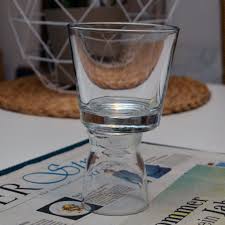 Die tatsache, dass es von glas effekt gel unfassbar viele fartöne gibt, lässt die möglichkeiten bei diesem zuerst trägst du das glas effekt gel in einer dünnen schicht mit einem schwämmchen auf. Teelicht In Matt Und Metallic Votivlicht Aus Alten Glasern Selber Machen