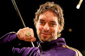 Uno de los momentos inolvidables de su trayectoria, la lesión en la  semifinal del Mundial contra Argentina (en la imagen, ayudado por Jorge  Garbajosa y su hermano Marc). Días después, sin él,