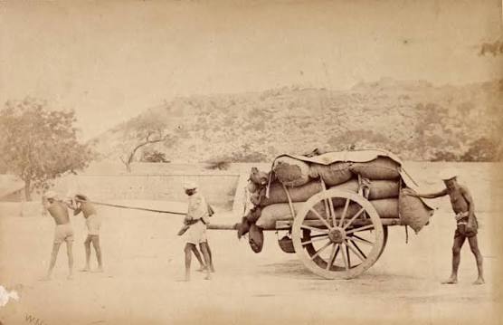 Grain cart drawn by hired labourers, Madras (during the famine 1876-1878), Tamil Nadu, South India. Tarikh-i Hind تاریخِ ھند #TarikhiHind