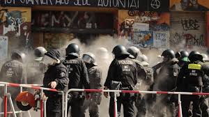 Begleitet wurde die aktion von lautstarkem protest. Berlin Hausbesetzung 1300 Polizisten Fur Eine Brandschutzprufung Augsburger Allgemeine