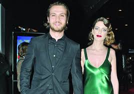 Aras bulut i̇ynemli geçtiğimiz gece sevgilisi özge`yle bebek`teydi. Aras Bulut Iynemli Bilge Onal Ile Opusme Sahnesi Yuzunden Ayrildi