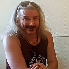 Goldie Hawn is 78 years and Kurt Russell is 72 years They been together for  over 40 years 💙🌹