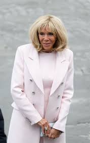 Brigitte Macron Surprend Cote Look Cet Ensemble Rose Poudre Pour Le 14 Juillet Fallait Oser En 2020 Tenue De Travail Decontractee Brigitte Macron Tenue