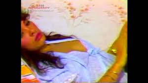 Ünlü oyuncu Aybüke Pusat derin bacak dekoltesiyle şov yaptı