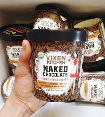 Nuori nainen leipoo rakkaudella ja intohimolla omassa pienessä, mutta kauniissa kodissaan. Naked Chocolate Vixen Kitchen Paleo Vegan Gelato